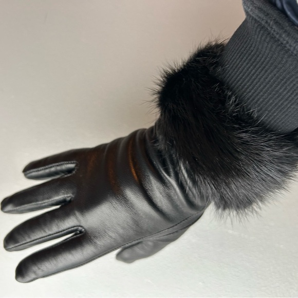 Luxurious Black Leather Gloves with Plush Fur Cuff - Picture 2 of 11